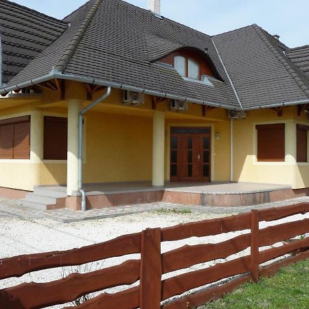 Nadas Tarsashaz Balatonlelle Exteriér fotografie