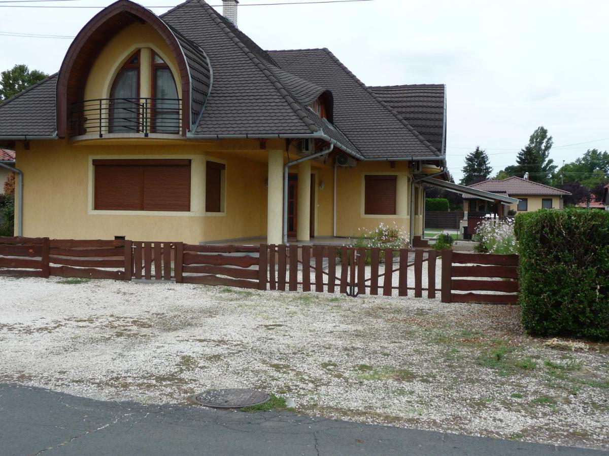 Nadas Tarsashaz Balatonlelle Exteriér fotografie
