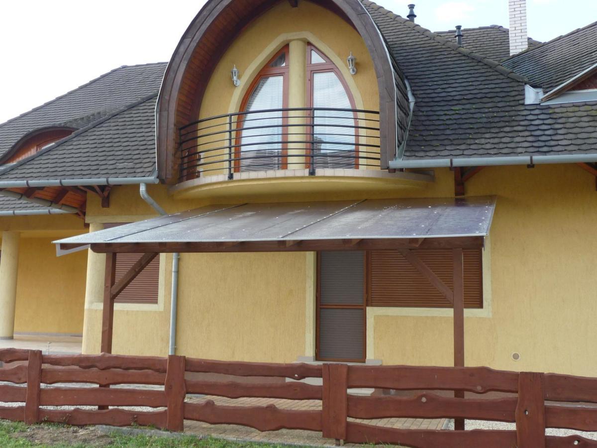 Nadas Tarsashaz Balatonlelle Exteriér fotografie